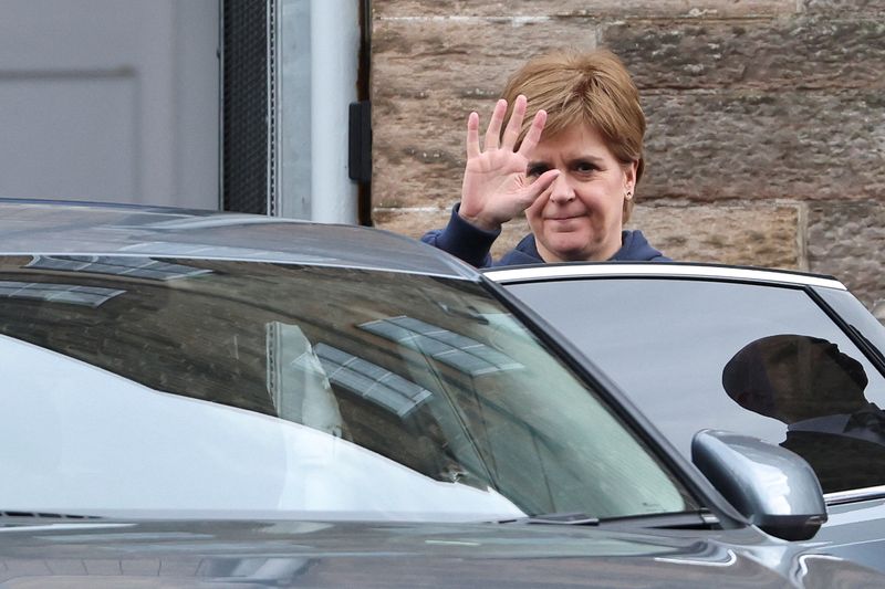 &copy; Reuters. رئيسة وزراء اسكتلندا نيكولا ستيرجن تلوح لدى مغادرتها بعد إعلان استقالتها في إدنبرة في بريطانيا يوم الأربعاء. تصوير: راسل تشاين - رويترز.