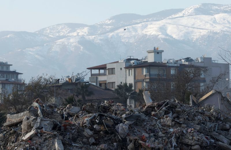 &copy; Reuters. Escombros tras un terremoto mortal en Hatay, Turquía, el 15 de febrero de 2023. REUTERS/Clodagh Kilcoyne