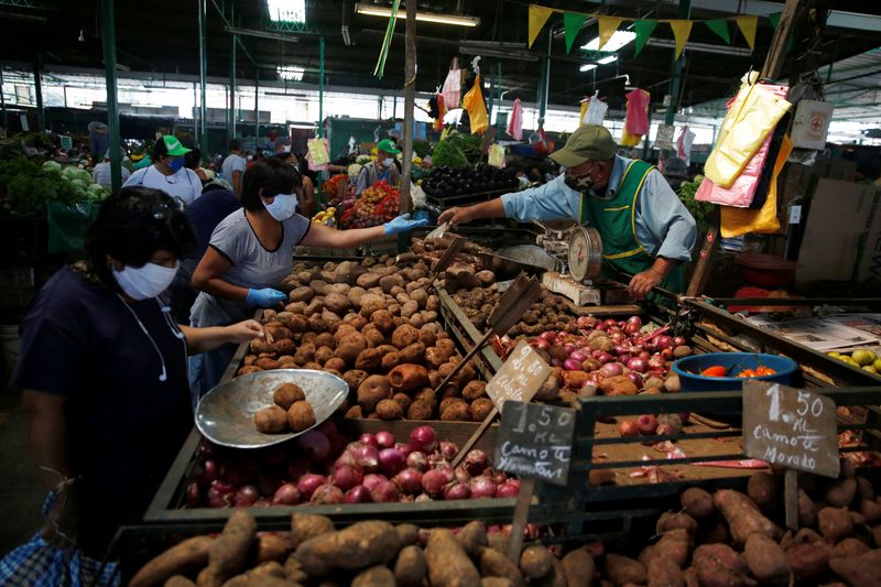 &copy; Reuters. FOTO DE ARCHIVO: Una mujer compra productos en el mercado central de Lima mientras Perú extendió un confinamiento nacional en medio del brote de la enfermedad del coronavirus (COVID-19), en Lima, Perú. 8 de mayo, 2020. REUTERS/Sebastian Castaneda/Archi