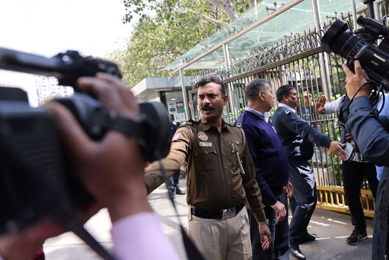 © Reuters. Policiais do lado de fora de prédio com escritórios da BBC, onde autoridades fiscais estão realizam buscas, em Nova Delhi, Índia
14/02/2023
REUTERS/Anushree Fadnavis