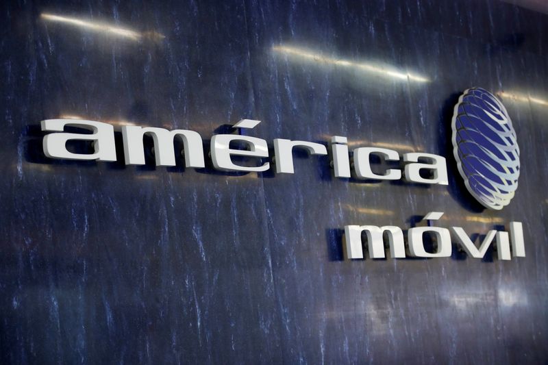 &copy; Reuters. El logo de América Móvil se muestra en la pared de un área de recepción en las oficinas corporativas de la compañía, en Ciudad de México. 25 de enero de 2022. REUTERS/Gustavo Graf