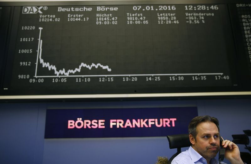 &copy; Reuters. Operador fala ao telefone em frente a tela com índice de ações na bolsa de Frankfurt
07/01/2016
REUTERS/Kai Pfaffenbach