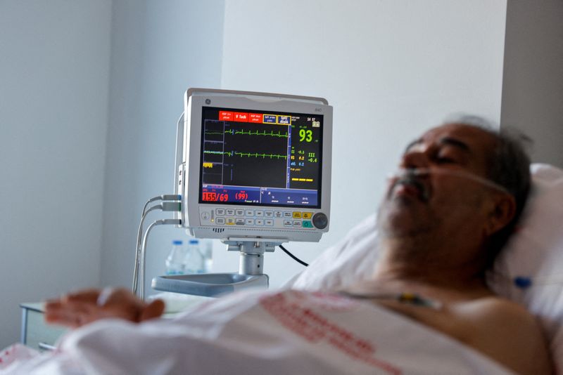 &copy; Reuters. التركي حسين بربر (62 عاما) أحد الناجين من الزلازل المدمرة في تركيا أثناء تلقيه الرعاية الطبية في مستشفى مدينة مرسين بتركيا يوم الأربعاء. تصوي