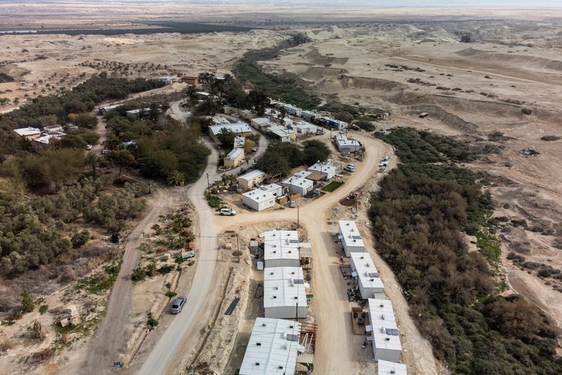 &copy; Reuters. منظر عام جوي يظهر مجموعة من المنازل المتنقلة في مستوطنة بيت حجلة في الضفة الغربية يوم الأربعاء. تصوير: رونين زفولون - رويترز.