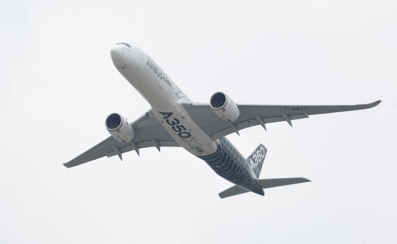 © Reuters. FILE PHOTO: A Airbus A350 aircraft during a display at the Farnborough International Airshow, in Farnborough, Britain, July 20, 2022.  REUTERS/Peter Cziborra/File Photo