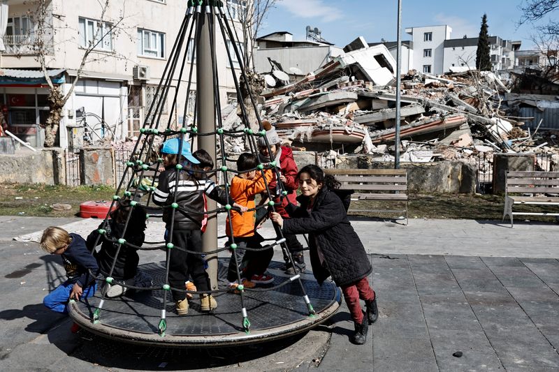 &copy; Reuters. أطفال يلعبون في حديقة مركز إيواء مؤقت أقيم لدعم متضرري الزلزال المدمر في أديامان بتركيا يوم الأربعاء. تصوير: ثائر السوداني – رويترز.