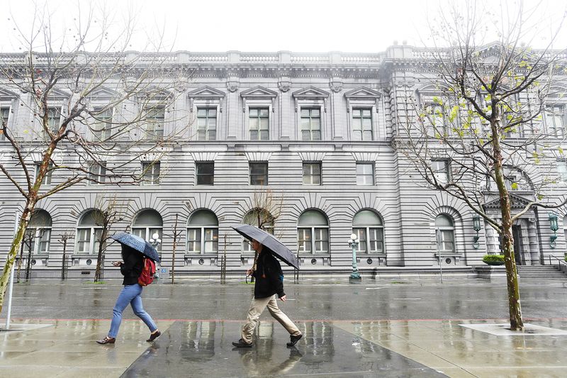 &copy; Reuters. FILE PHOTO: Pedestrians pass the James R. Browning U.S. Court of Appeals Building, home of the 9th U.S. Circuit Court of Appeals, in San Francisco, California February 7, 2017. REUTERS/Noah Berger