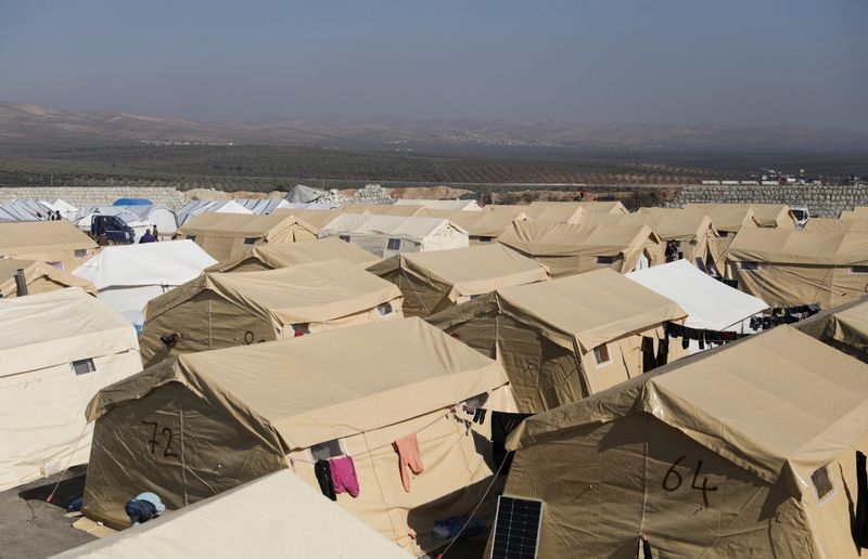 © Reuters. مخيم للناجين من الزلزال على مشارف بلدة جندريس السورية يوم الأربعاء. تصوير: خليل العشاوي – رويترز.
