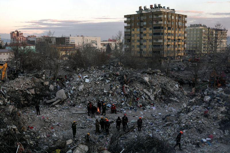 &copy; Reuters. Pessoas se aquecem em escombros após terremoto em Kahramanmaras, Turquia
15/02/2023
REUTERS/Nir Elias   