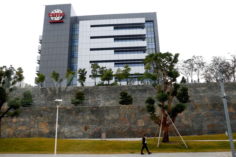 &copy; Reuters. FILE PHOTO: A person walks pass a TSMC building in Tainan, Taiwan December 29, 2022. REUTERS/Ann Wang/File Photo