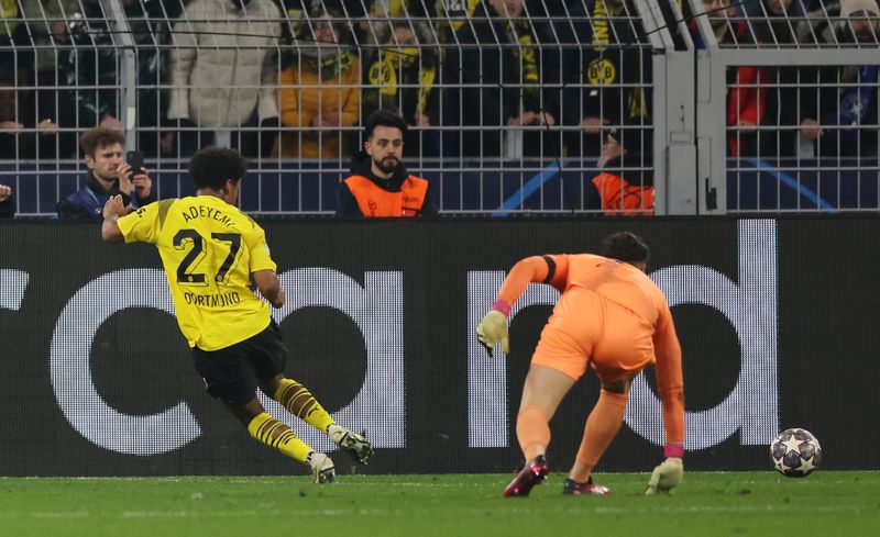 &copy; Reuters. Adeyemi, do Dortmund, marca gol contra Kepa Arrizabalaga, do Chelsea
15/02/2023
REUTERS/Thilo Schmuelgen