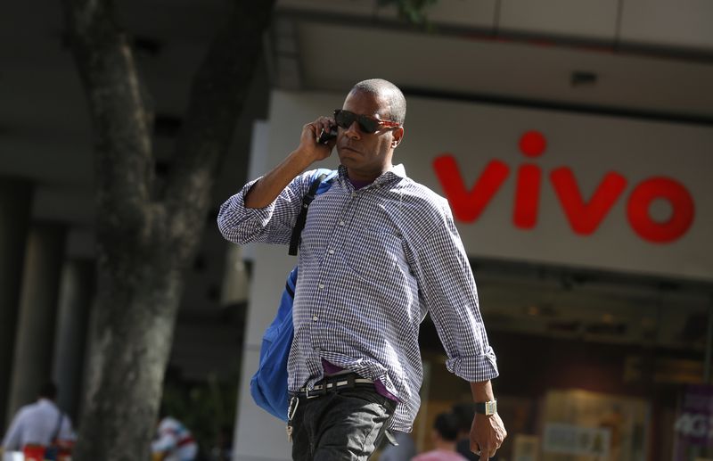 © Reuters. Pedestre caminha em frente à loja da Vivo, no Rio de Janeiro
20/08/2014
REUTERS/Pilar Olivares
