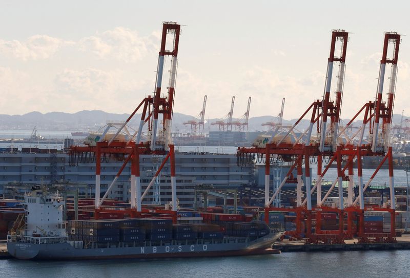 © Reuters. FILE PHOTO: Containers are seen at an industrial port in Yokohama, Japan, January 16, 2017. Picture taken on January 16, 2017.     REUTERS/Kim Kyung-Hoon/File Photo