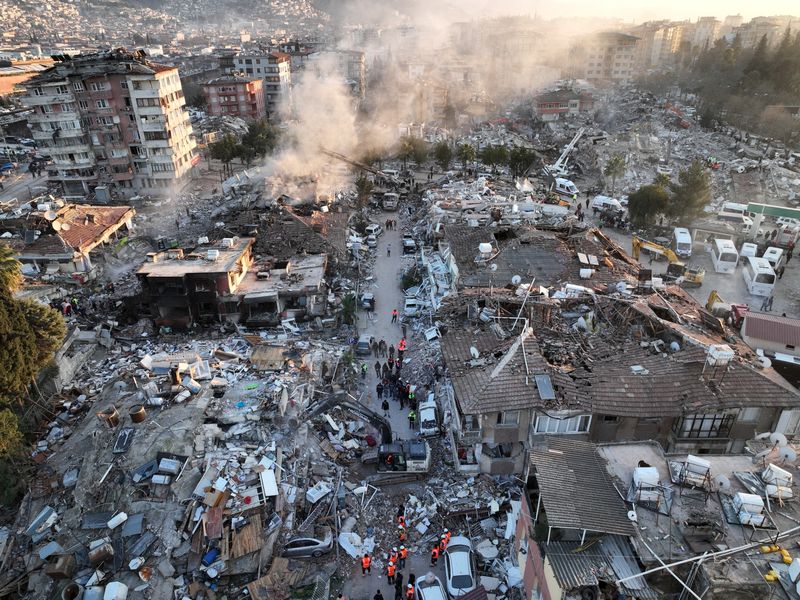 &copy; Reuters. 　２月１５日、トルコ南部で起きた地震の被災地では、カフラマンマラで女性２人、アンタキヤで母親と子ども２人が救出された。トルコのハタイ県で２月９日撮影（２０２３年　ロイター