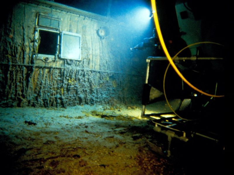 &copy; Reuters. غواصة يقودها البشر ومركبة صغيرة يتم تشغيلها عن بعد تحركت عبر المساحات الضيقة في موقع حطام تيتانيك في يوليو تموز عام 1986. الصورة من أرشيف معهد 