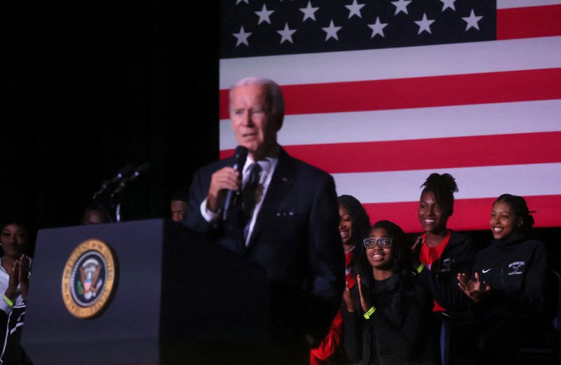 &copy; Reuters. FILE PHOTO: Students clap as U.S. President Joe Biden delivers remarks about student debt relief at Delaware State University in Dover, Delaware, U.S., October 21, 2022. REUTERS/Leah Millis