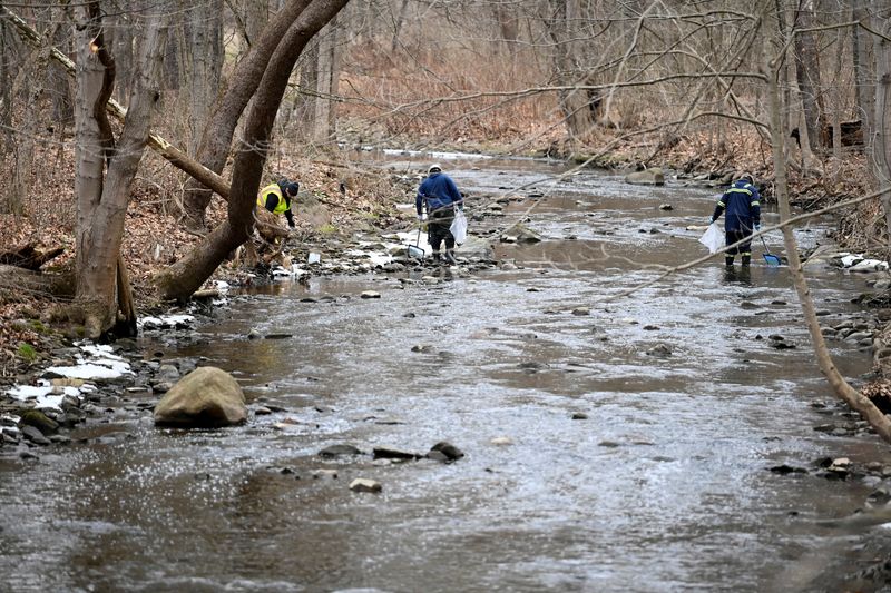 &copy; Reuters. FILE PHOTO: An environmental company is removing dead fish downstream from the site of the train derailment that forced people to be evacuated from their homes in East Palestine, Ohio, U.S., February 6, 2023.  REUTERS/Alan Freed ./File Photo