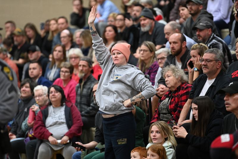 © Reuters. Members of the community gather to discuss their safety and other environmental concerns at a town hall meeting following a train derailment that spilled toxic chemicals, in East Palestine, Ohio, U.S., February 15, 2023. REUTERS/Alan Freed