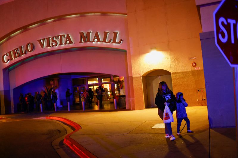© Reuters. Shoppers leave as law enforcement members respond to a shooting at the Cielo Vista Mall, in El Paso, Texas, U.S February 15,2023. REUTERS/Jose Luis Gonzalez