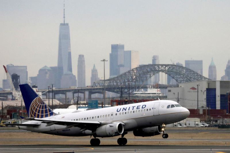 © Reuters. FILE PHOTO: A United Airlines passenger jet takes off with New York City as a backdrop, at Newark Liberty International Airport, New Jersey, U.S. December 6, 2019. REUTERS/Chris Helgren//File Photo