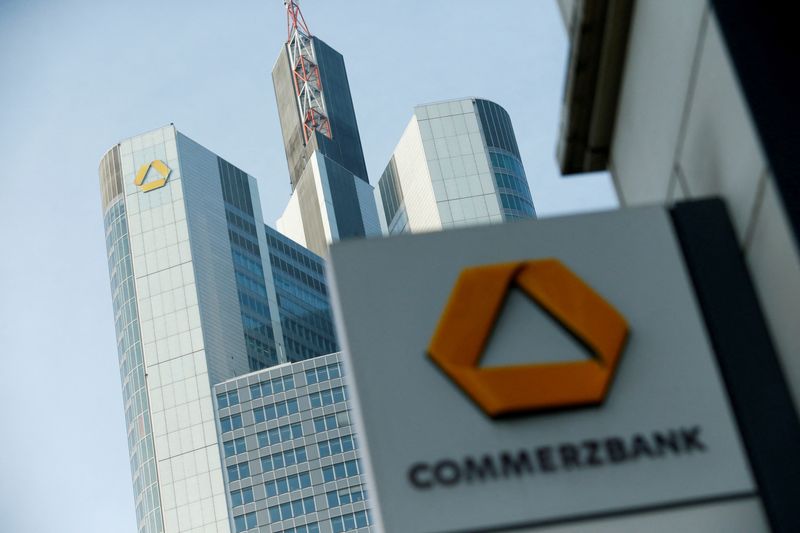 &copy; Reuters. Il logo di Commerzbank è raffigurato prima della conferenza stampa annuale della banca a Francoforte