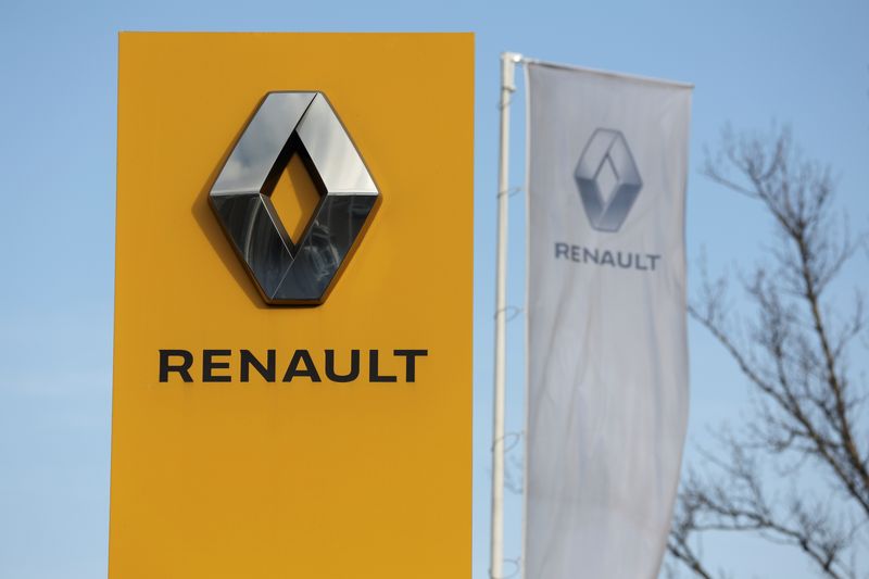 &copy; Reuters. Un pannello con il logo di Renault è esposto vicino a un autosalone a San Pietroburgo, Russia, il 24 marzo 2022. 