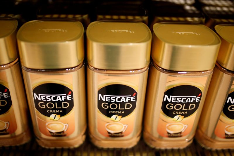 &copy; Reuters. FOTO DE ARCHIVO: Tarros del café Nescafé Gold de Nestlé en el supermercado de la sede de la empresa en Vevey, Suiza, el 13 de febrero de 2020. REUTERS/Pierre Albouy