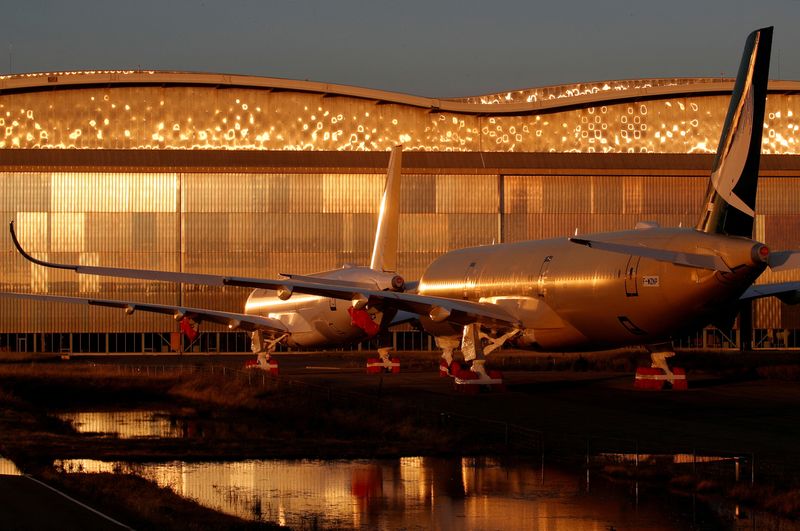 &copy; Reuters. FOTO DE ARCHIVO: Aviones de pasajeros A350 estacionados en la fábrica de Airbus en Blagnac cerca de Toulouse en Francia, 18 de junio de 2020. REUTERS/Stephane Mahe