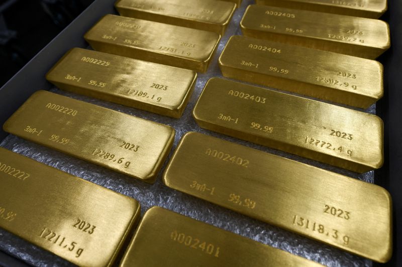 &copy; Reuters. FOTO DE ARCHIVO: Lingotes de 99,99% de oro puro se colocan en una sala de trabajo en la planta de metales preciosos Krastsvetmet en la ciudad siberiana de Krasnoyarsk, Rusia. 31 de enero, 2023. REUTERS/Alexander Manzyuk/Archivo