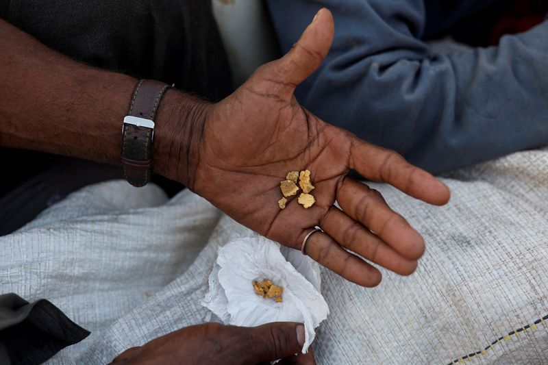 &copy; Reuters. Garimpeiro mostra ouro extraído de território yanomami em Roraima
07/02/2023 REUTERS/Amanda Perobelli