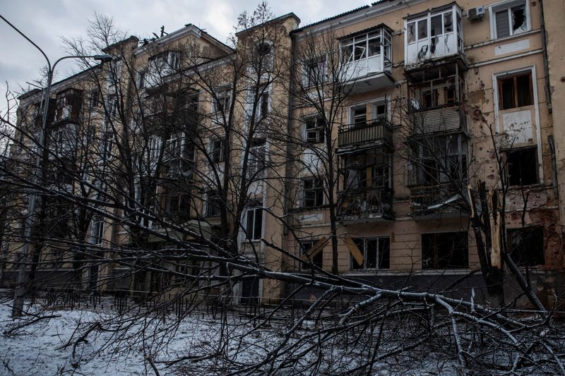 &copy; Reuters. Prédio residencial danificado na cidade ucraniana de Bakhmut, na linha de frente da guerra entre Rússia e Ucrânia
15/02/2023 REUTERS/Yevhenii Zavhorodnii