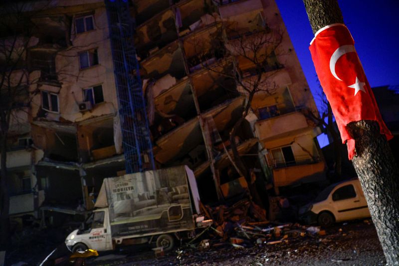 &copy; Reuters. FOTO DE ARCHIVO: Una bandera turca en un poste frente a un edificio derrumbado, mientras continúan las labores de rescate tras el terremoto en Kahramanmaras, Turquía, 12 de febrero 2023. REUTERS/Guglielmo Mangiapane