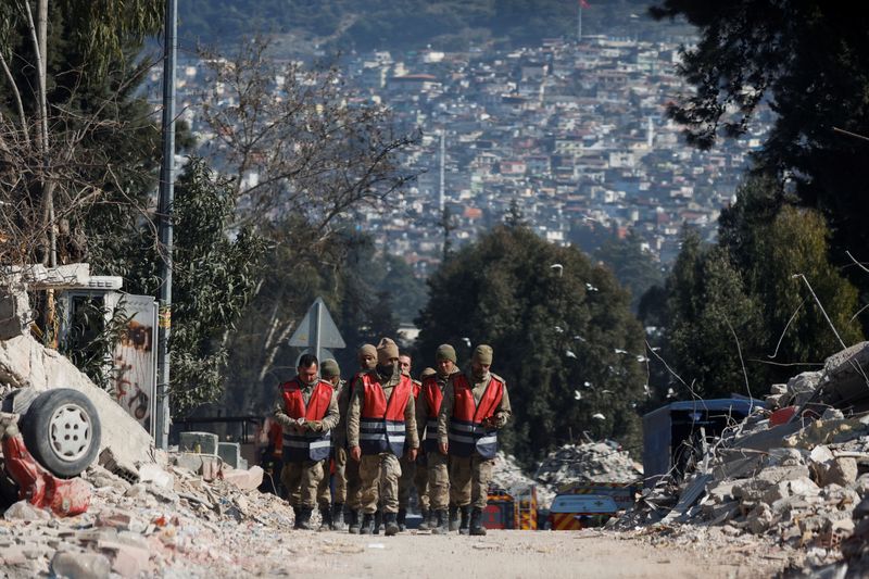 &copy; Reuters. Militares caminham em meio a escombros deixados por terremoto em Antáquia, na Turquia
16/02/2023 REUTERS/Maxim Shemetov