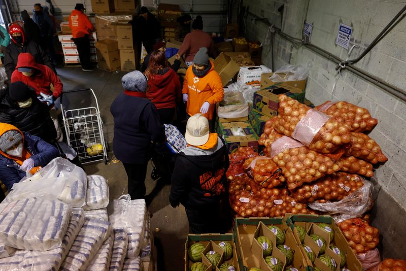 © Reuters. FILE PHOTO: Residents receive free groceries at a food pantry provided by La Colaborativa amid the coronavirus disease (COVID-19) pandemic in Chelsea, Massachusetts, U.S., November 30, 2021. REUTERS/Brian Snyder