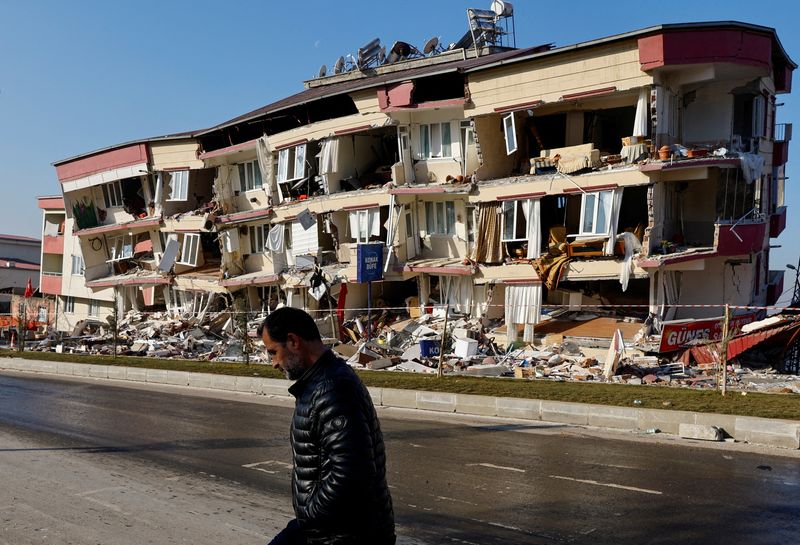 &copy; Reuters. FOTO DE ARCHIVO. Un hombre pasa junto a un edificio dañado tras un terremoto mortal en Kahramanmaras, Turquía. 13 de febrero de 2023. REUTERS/Suhaib Salem