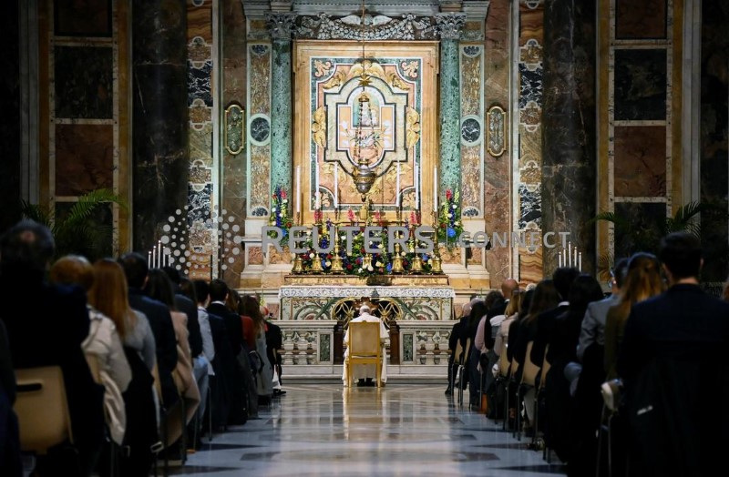 &copy; Reuters. Papa Francesco guida la preghiera nella Basilica di San Pietro a Roma. 1 maggio 2021. Riccardo Antimiani/Pool via REUTERS