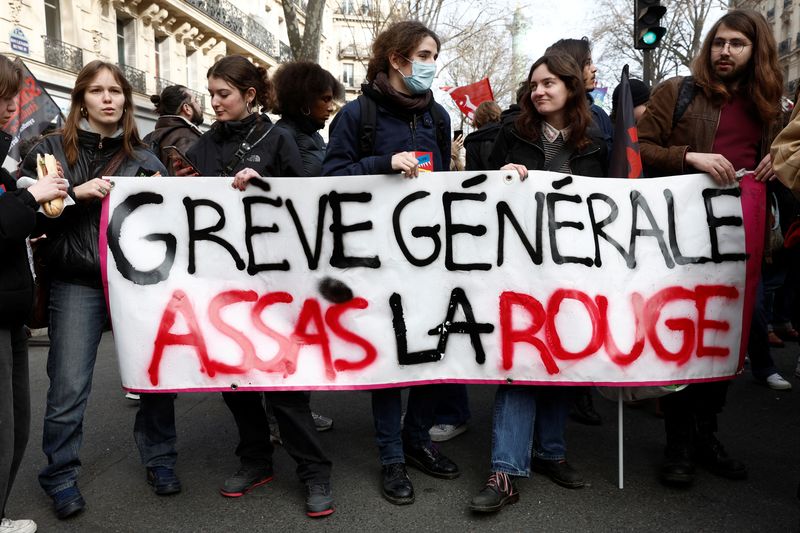 &copy; Reuters. طلاب خلال مظاهرة ضد رفع سن التقاعد في فرنسا يوم الخميس. تصوير: بنوا تيسييه - رويترز. 