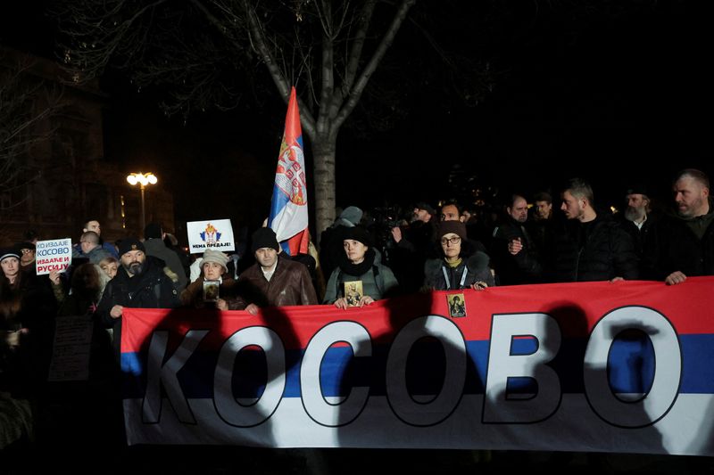 &copy; Reuters. محتجون خلال مظاهرة ضد خطة مدعومة من الغرب لتطبيع العلاقات مع كوسوفو في بلجراد يوم الاربعاء. تصوير: زورانا جفتيتش - رويترز. 
