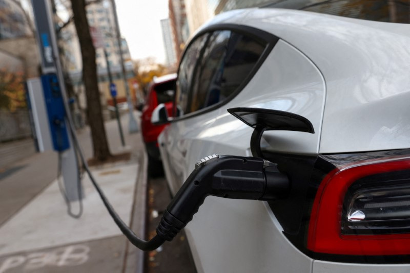 © Reuters. FILE PHOTO: An electric vehicle is seen charging in Manhattan, New York, U.S., December 7, 2021. REUTERS/Andrew Kelly