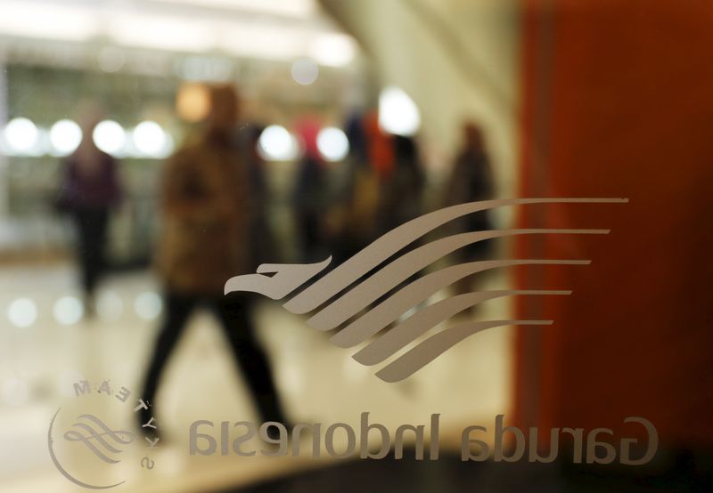 &copy; Reuters. FILE PHOTO: A customer walks toward  Garuda Indonesia sales office in Jakarta, Indonesia, April 19, 2016. REUTERS/Beawiharta