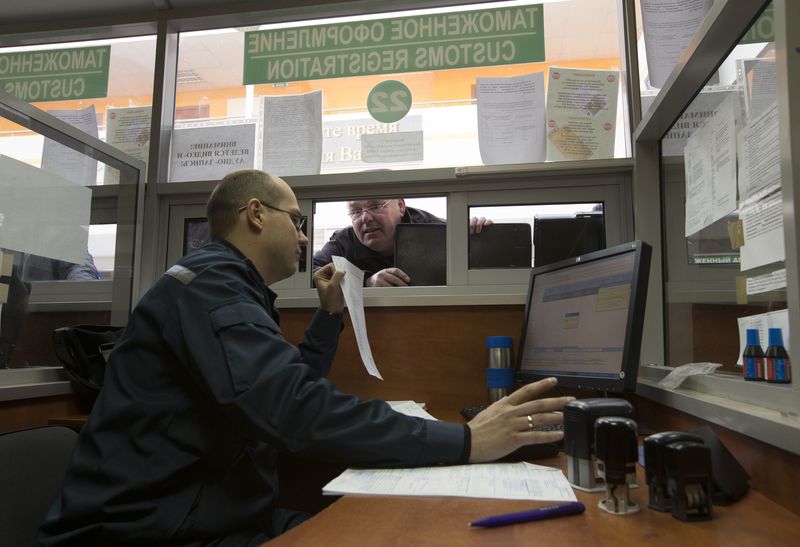 &copy; Reuters. Funcionário usa computador em posto de fronteira perto de Brest
02/12/2014
 REUTERS/Vasily Fedosenko 