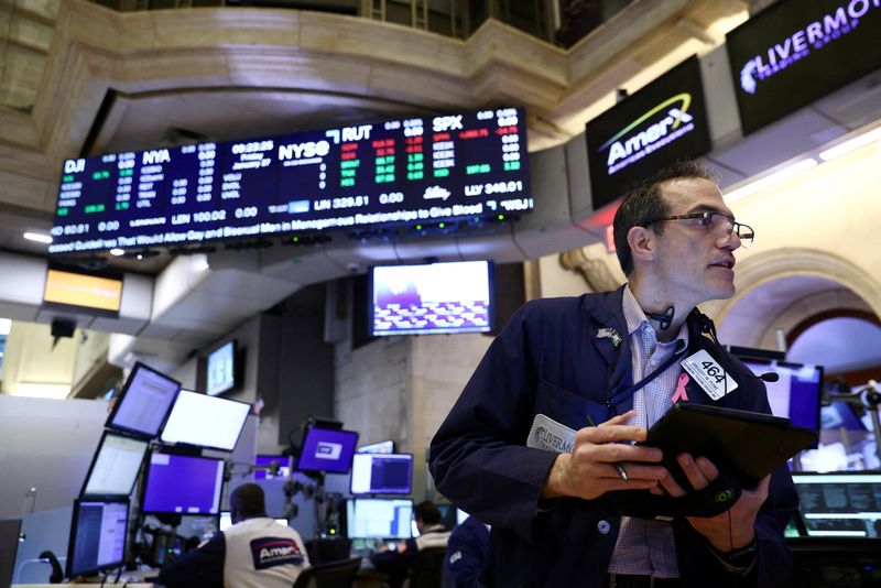 © Reuters. FILE PHOTO: A trader works on the trading floor at the New York Stock Exchange (NYSE) in New York City, U.S., January 27, 2023. REUTERS/Andrew Kelly