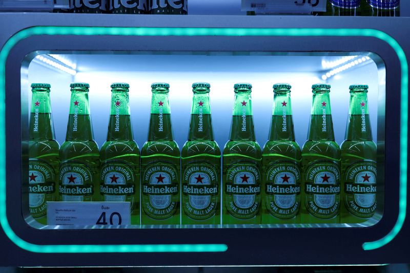 &copy; Reuters. Imagen de archivo. Botellas de cerveza Heineken en un supermercado durante el brote de la enfermedad por coronavirus (COVID-19), en Bangkok, Tailandia. 12 de octubre de 2020. REUTERS/Soe Zeya Tun