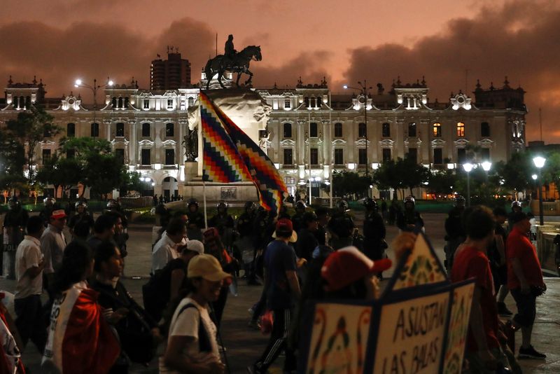 &copy; Reuters. FOTO DE ARCHIVO-Un manifestante ondea la bandera de Awyayala durante una protesta exigiendo una huelga nacional indefinida durante una marcha contra el gobierno de la presidenta de Perú, Dina Boluarte, en Lima, Perú. 9 de febrero de 2023. REUTERS/Alessa