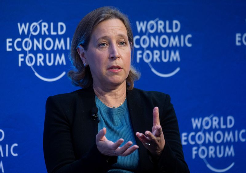 &copy; Reuters. FOTO DE ARCHIVO-Susan Wojcicki, directora general de YouTube, se dirige a los delegados del Foro Económico Mundial (FEM) en Davos, Suiza. 24 de mayo de 2022. REUTERS/Arnd Wiegmann