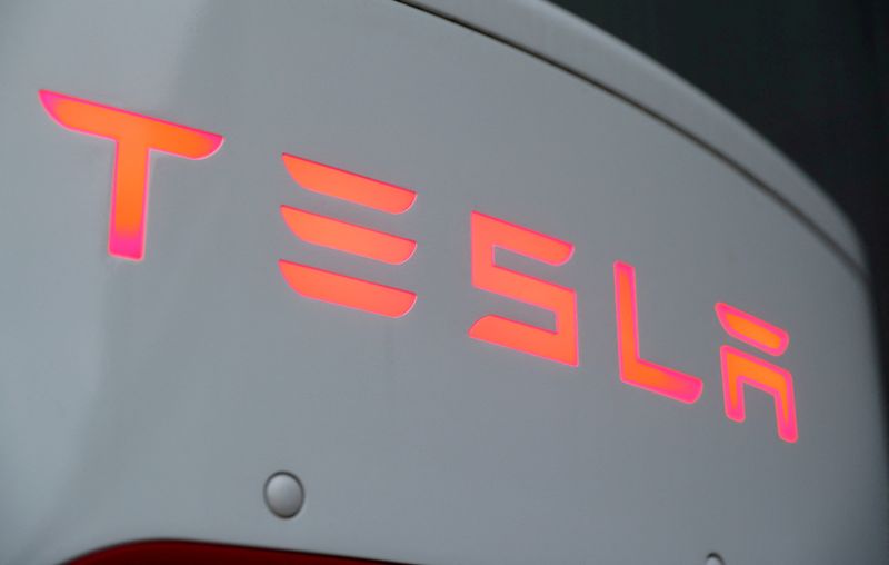 &copy; Reuters. FILE PHOTO: FILE PHOTO: The logo of Tesla is seen at a Tesla Supercharger station October 21, 2020. REUTERS/Arnd Wiegmann/File Photo/File Photo