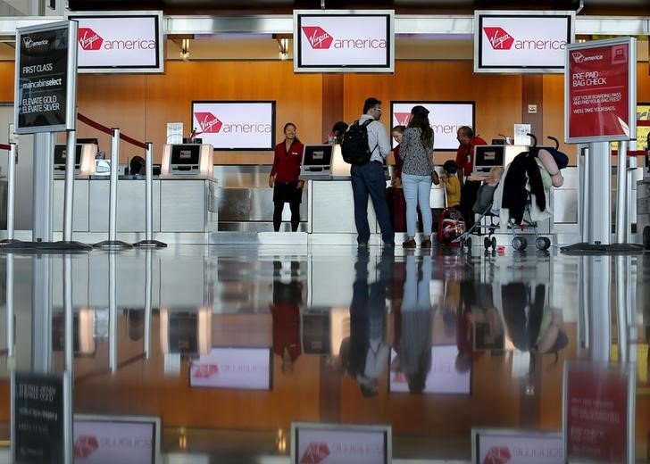 © Reuters. FILE PHOTO: Passengers check in for their flights at the Virgin America ticket counter in San Diego, California April 4, 2016.  REUTERS/Mike Blake 