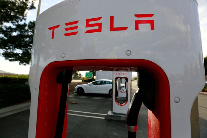 © Reuters. FILE PHOTO: A Tesla Model S charges at a Tesla supercharger station in Cabazon, California, U.S. May 18, 2016.  REUTERS/Sam Mircovich