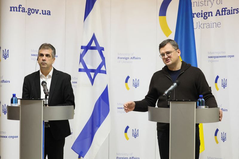 © Reuters. Ukrainian Foreign Minister Dmytro Kuleba attends a news confernece with Israeli Foreign Minister Eli Cohen in Kyiv, Ukraine, February 16, 2023. REUTERS/Gleb Garanich/Pool