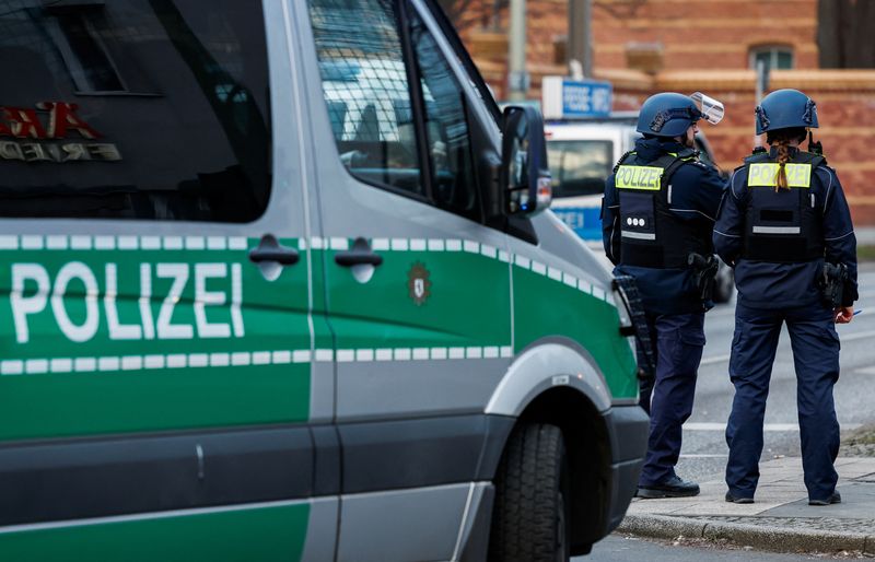 © Reuters. رجال شرطة ألمان يقومون بتأمين منطقة مركز توظيف بعد إنذار بوقوع هجوم في برلين يوم الخميس. تصوير: ميشيل تانتوسي – رويترز.